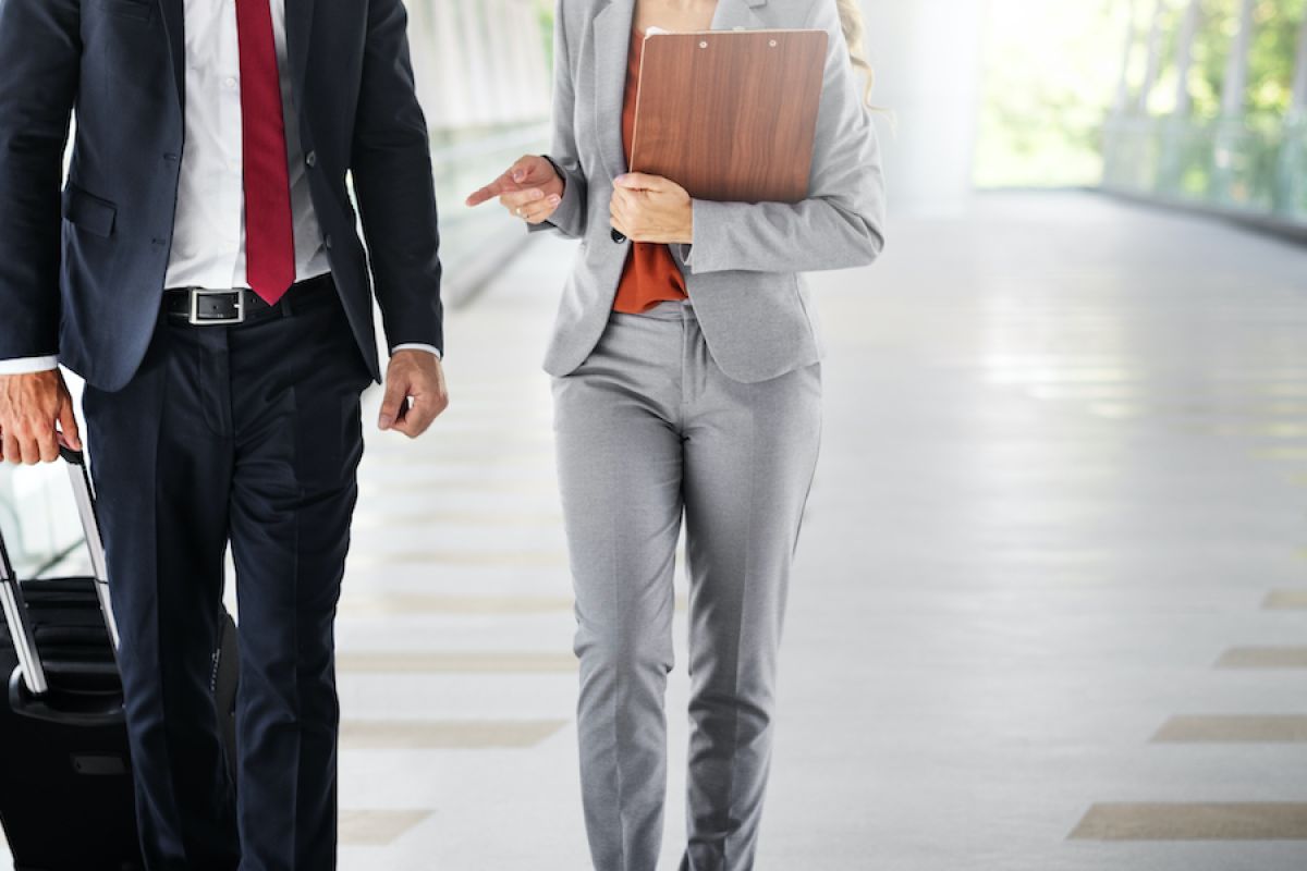 Businessmenschen auf dem Weg zur Besprechung